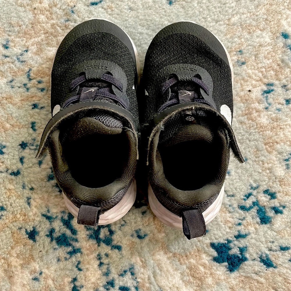 Nike tennis shoe